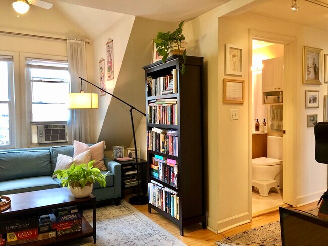 Living room facing bath - 3436 N Hoyne Ave
