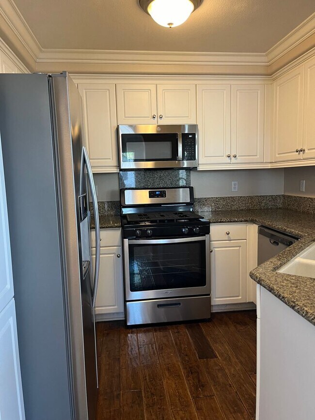 Building Photo - Beautiful 2 Bedroom Condo