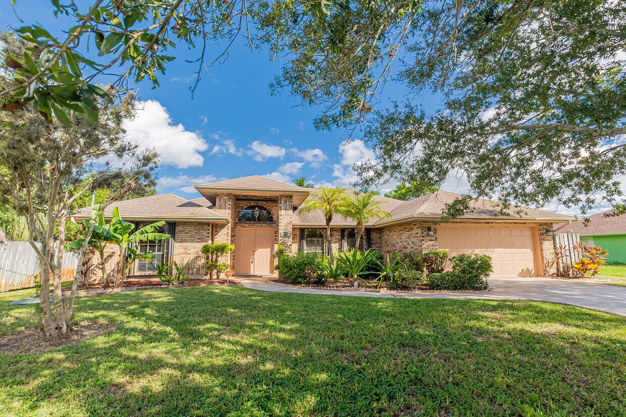 Primary Photo - 409 SW Whitmore Dr