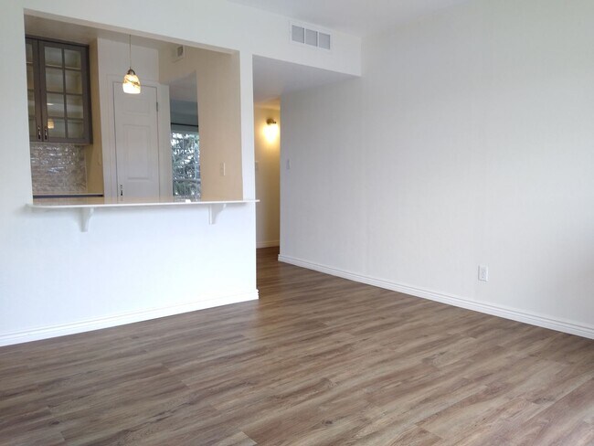 Foto del edificio - Hamden South 2 Bedroom 1 1/2 Bath Condo, S...