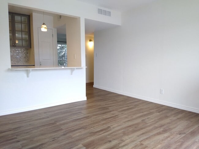 Building Photo - Hamden South 2 Bedroom 1 1/2 Bath Condo, S...