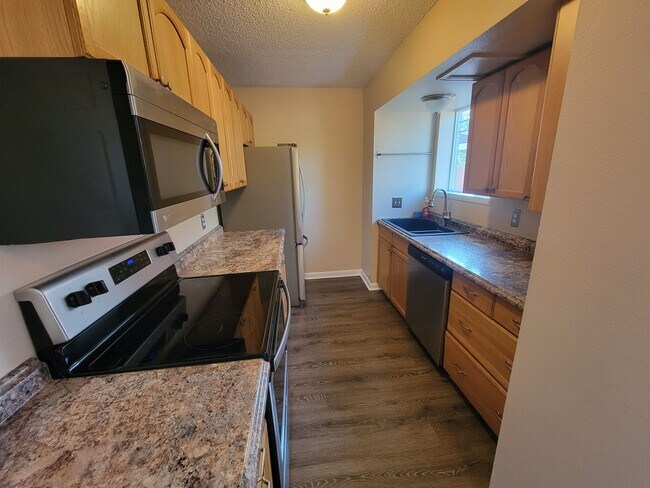 Foto del edificio - Remodeled Townhome with 2 bedrooms plus, 2...