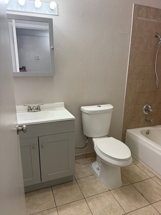 Baño del pasillo - 1284 W 13th St