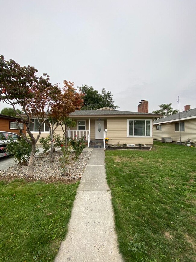 Building Photo - Newly Renovated 5 Bedroom & 2 Bathroom Home!