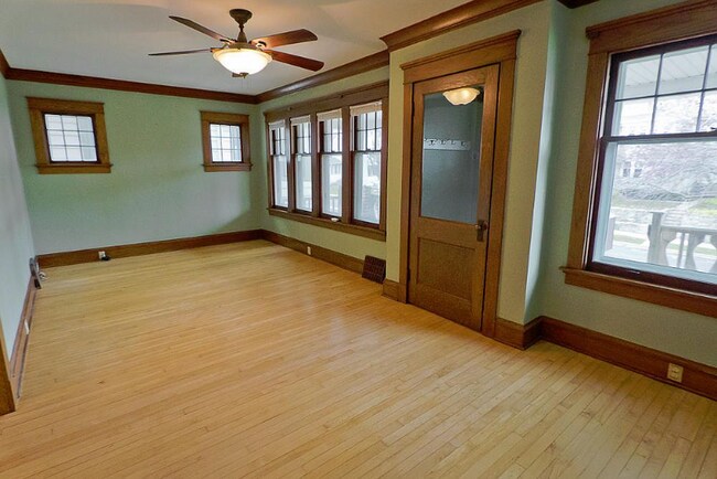 Building Photo - 2227 E Bennett Ave