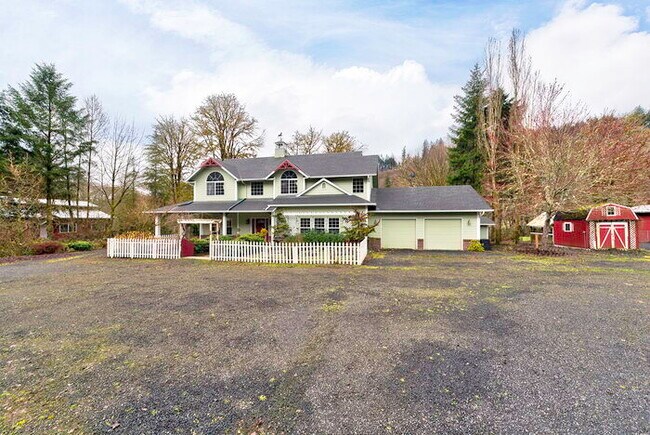 Foto del edificio - BEAUTIFUL TREE LINED HOME WITH CREEK
