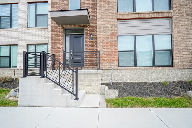 Building Photo - 673 Golborne St