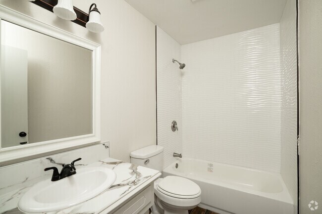 2HAB - 1BA - 850 ft² - Baño - Your New 2-Bedroom Home Awaits at Live Oak Apartments