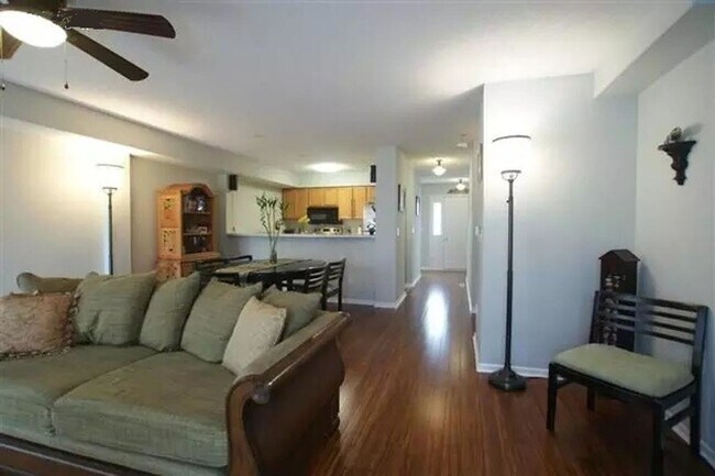 Foto del edificio - 2 bedroom, 2-1/2 bath end-unit condo west side Iowa City