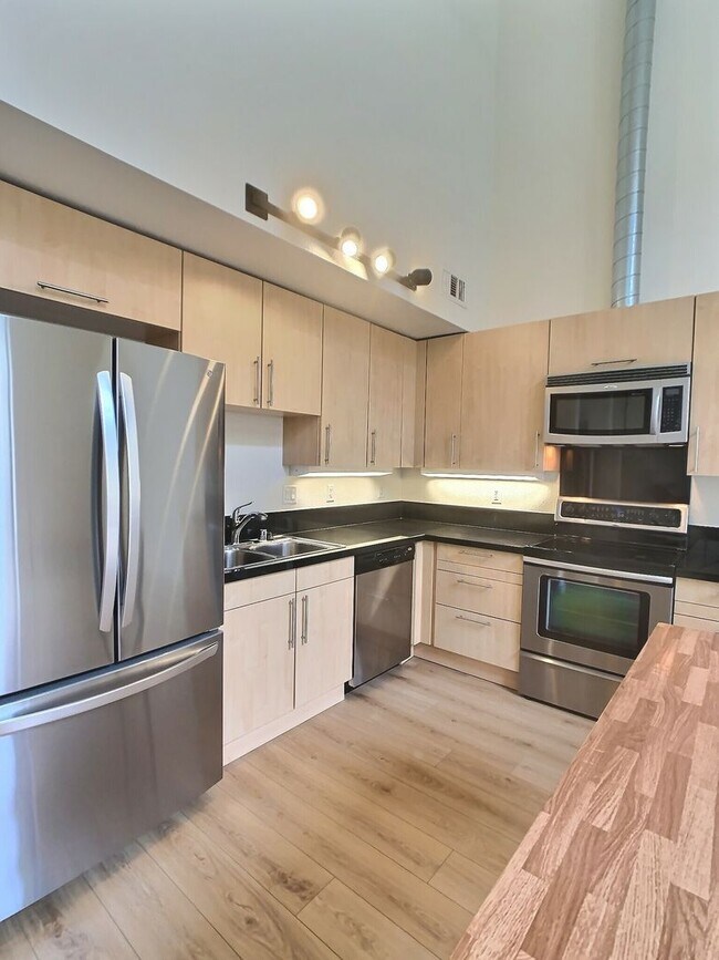 Foto del edificio - Modern Loft in Historic Plant 51 in Downtown San Jose