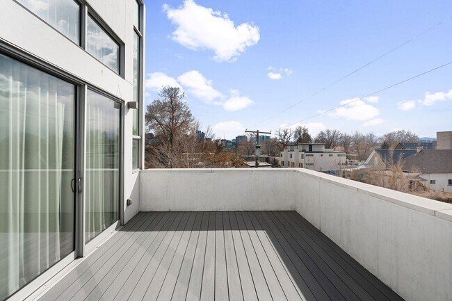 Foto del edificio - Modern 3BD, 4BA LoHi Townhome with Large Balcony and 2-Car Garage