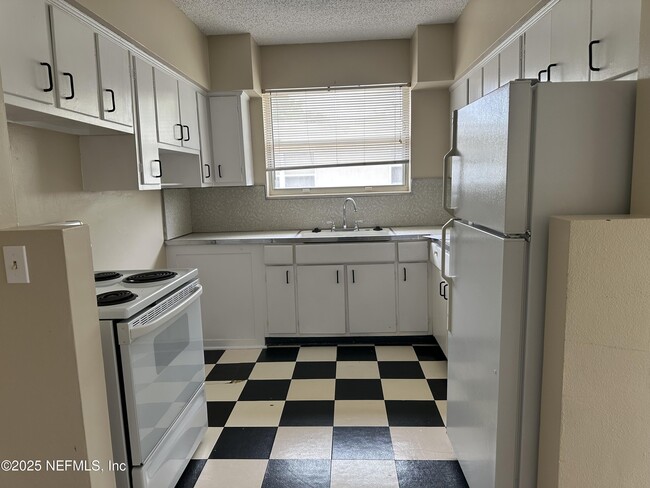 Building Photo - 3411 Hendricks Ave