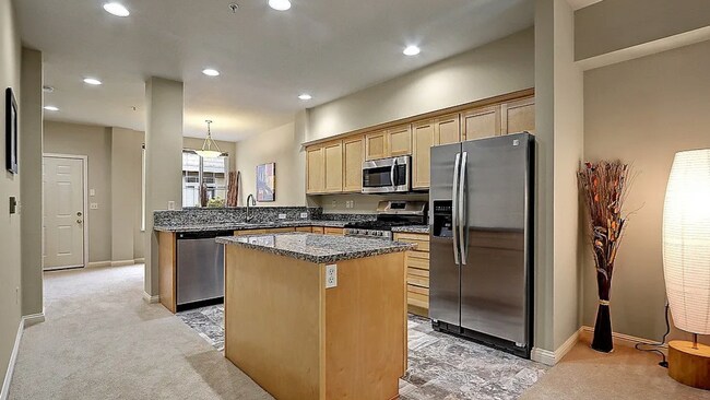 Foto del edificio - Gorgeous Townhouse in the Heart of Kirkland W/ Community Fitness Center & Hot Tub!