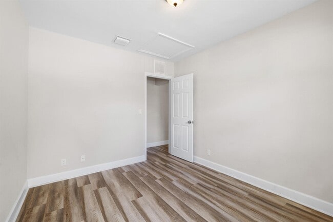 Building Photo - 403 50th St