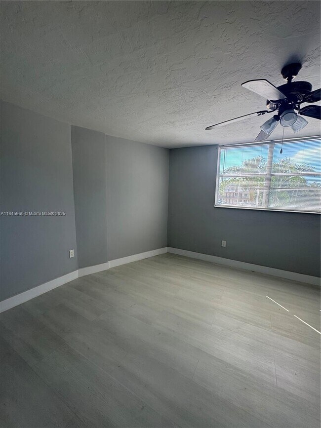 Foto del edificio - 1475 NE 125th Terrace