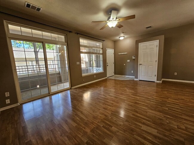 Building Photo - Beautiful Townhome - Great Location - Gara...