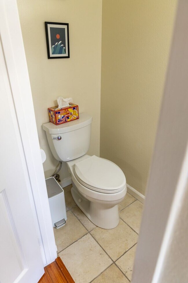Foto del edificio - For Rent: Charming 2-Bedroom, 2-Story Condo