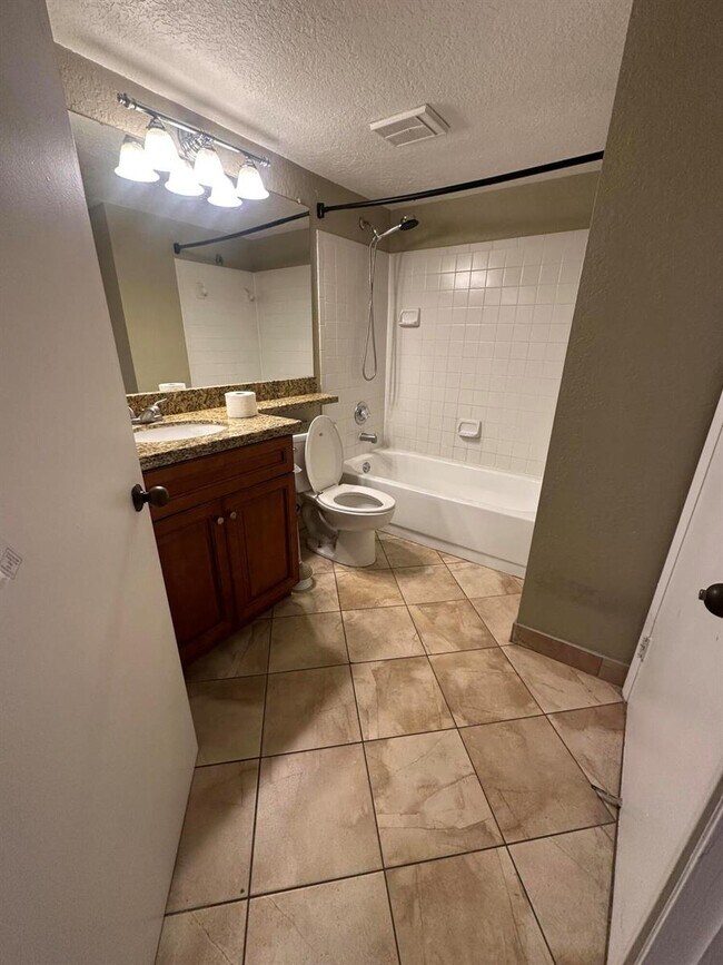 Building Photo - 941 Coral Club Dr