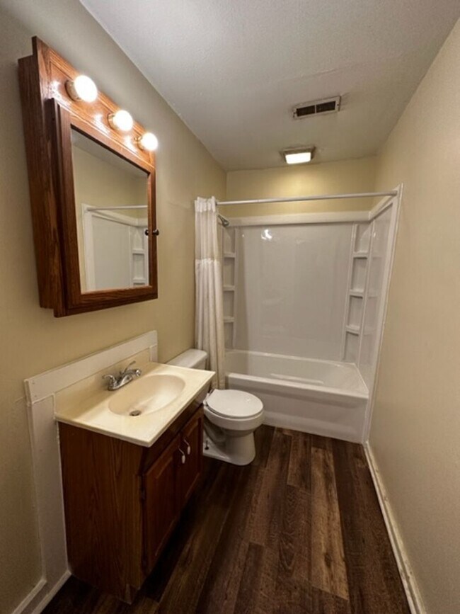Foto del edificio - 4 bedroom 1 bath - available now! (1/2 off...