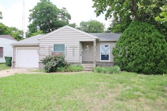 Building Photo - 1225 Lakeside Dr