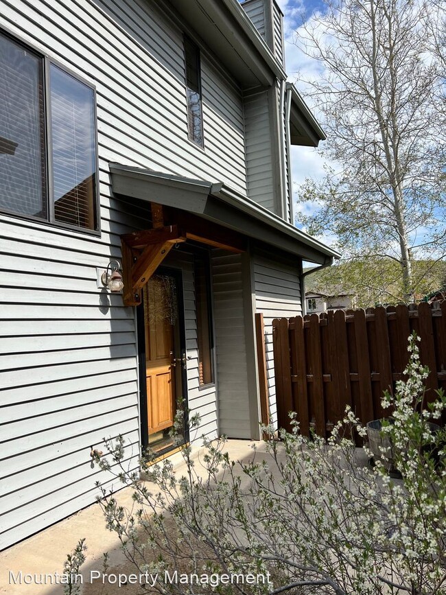 Building Photo - 2 br, 2.5 bath House - 1036 Lincoln Lane