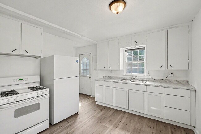 Foto del edificio - Practical 2 bedroom Rental with Recent Updates $1200/Month