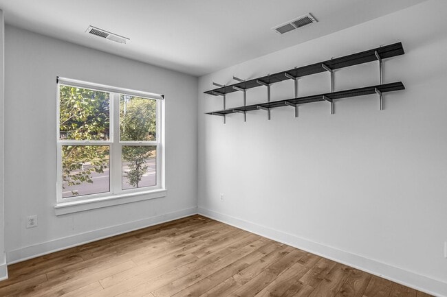 Building Photo - Spacious 4-level Home| 3 bedrooms + Garage parking!