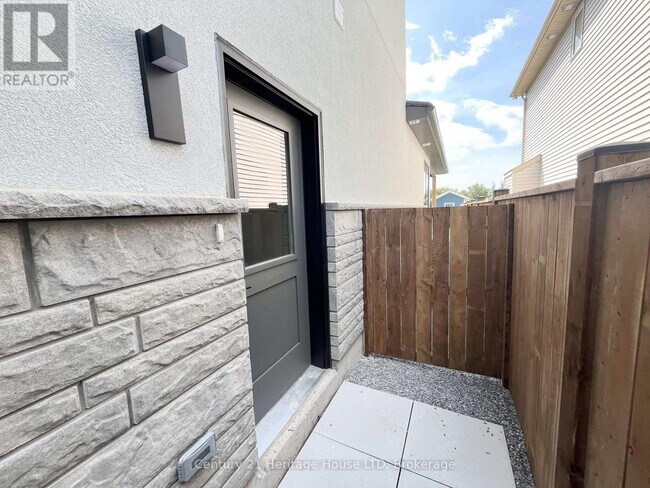 Photo du bâtiment - LOWER UNIT - 99B MOFFATT STREET