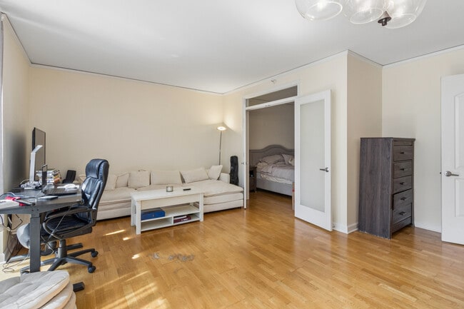 Building Photo - 420 E Waterside Dr