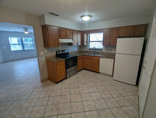 Building Photo - Spacious 2-Bedroom, 1-Bath First-Floor Condo for Rent.  Furry friends welcome!