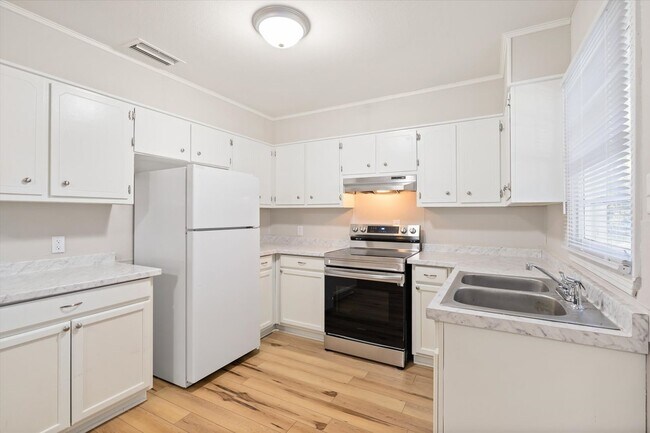 Foto del edificio - UPCOMING LISTING