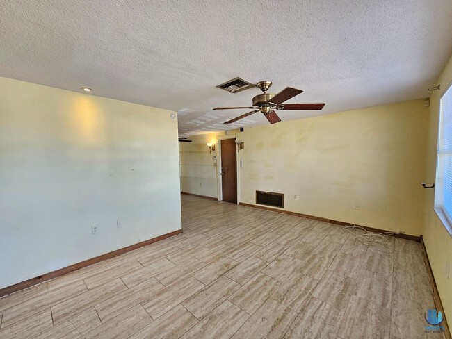 Building Photo - 2 Bed 1 Bath HOUSE with 1 Car GARAGE and L...