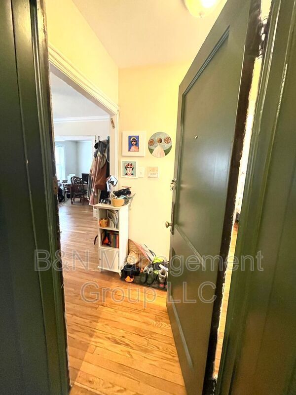 Foto del edificio - 910 W Oakdale Ave