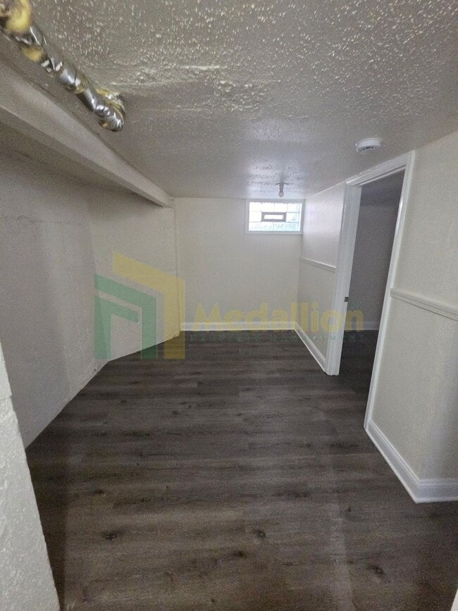 Building Photo - Charming 4BR Home with Spacious Layout, Mo...