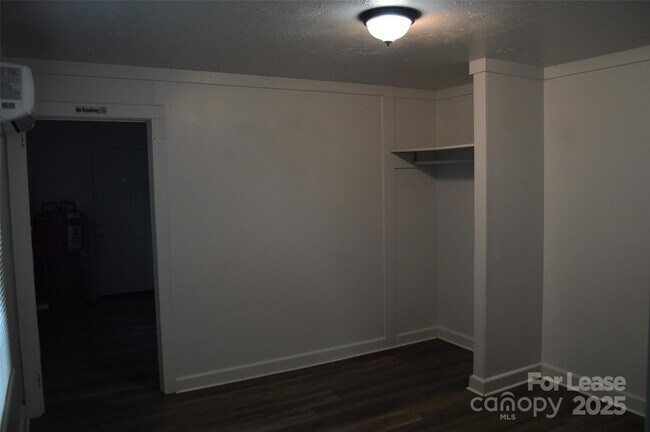 Building Photo - 511 S Elm St