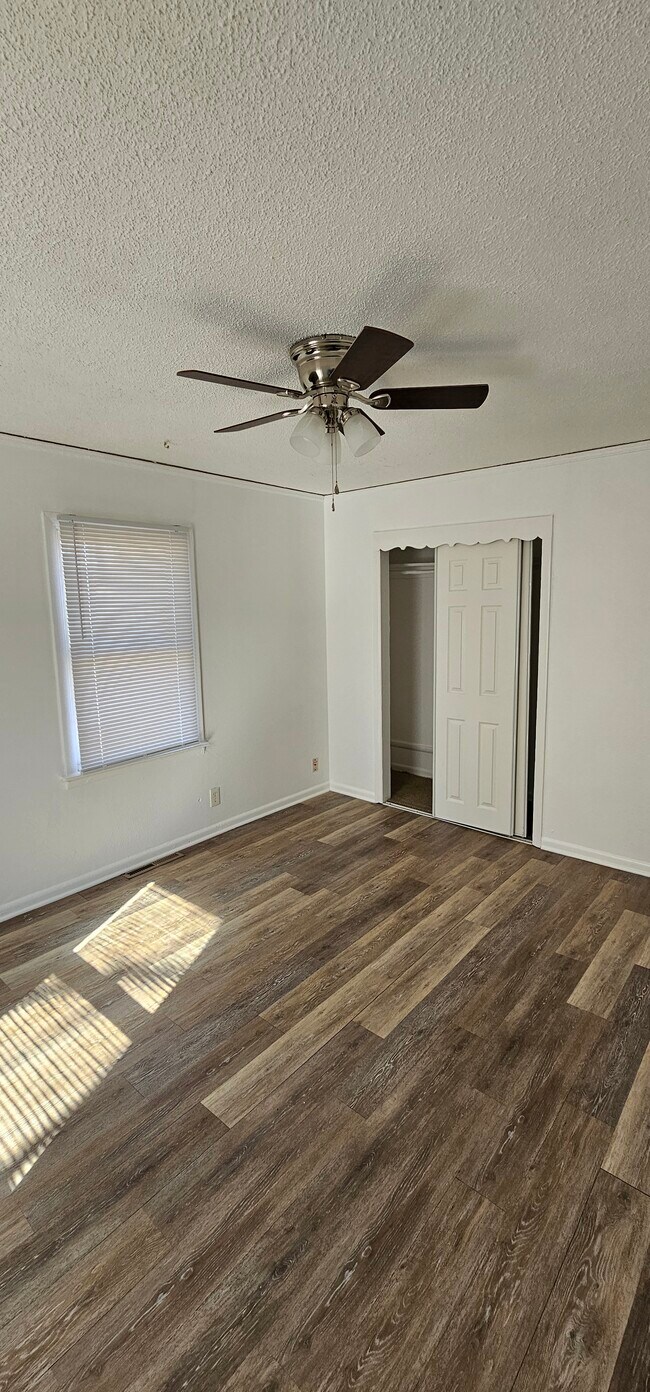 Foto del edificio - 10716 Bennington Ave