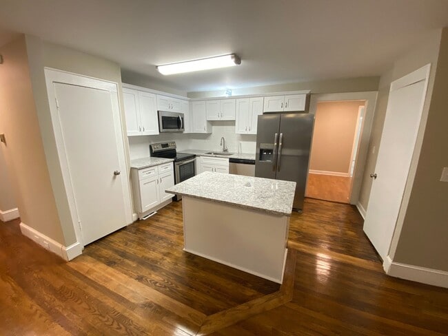 Building Photo - Freshly renovated 4 bedroom 2 bathroom hou...