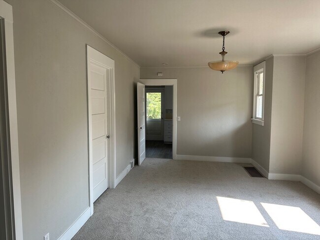 Foto del edificio - 3 Bedroom Near Elevator and Downtown Orego...