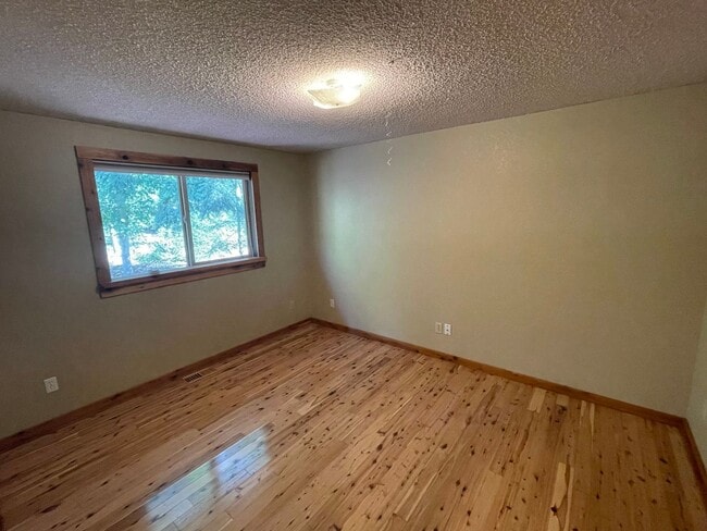 Building Photo - Stunning Home in Private Neighborhood