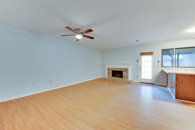 Foto del edificio - 7827 Maple Brook Ln
