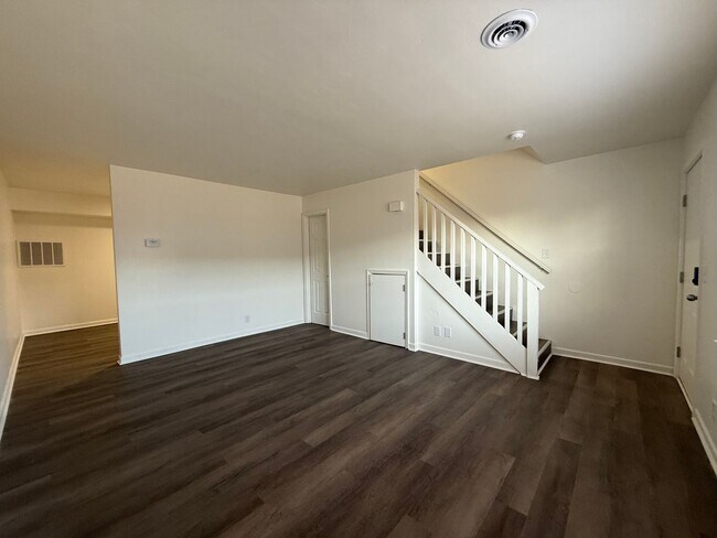Building Photo - 2 Bedroom 1.5 Bath Apartment located in Jo...