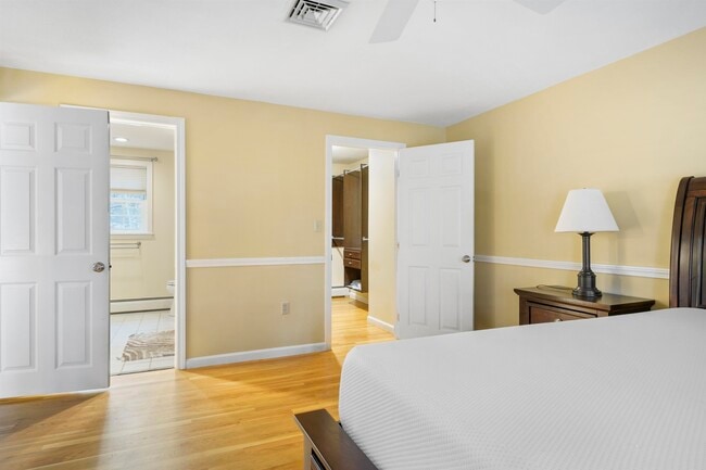 Foto del edificio - 13 Bear Hill Rd