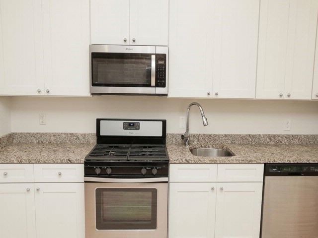Foto principal - 652 1/2 Lafayette Ave