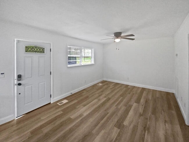 Building Photo - Small Cottage Home