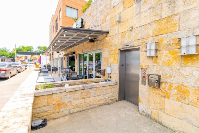Foto del edificio - Modern 2 Bedroom, 2 Bathroom in West Campus