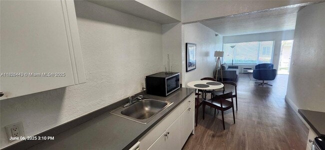 Foto del edificio - 9770 E Bay Harbor Dr