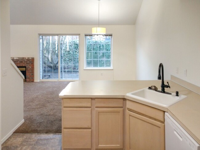 Building Photo - 6935-6937-6937 Ridgetop Dr NE