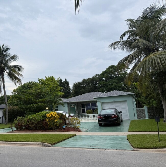 Large Driveway - 850 SW 50th Ter