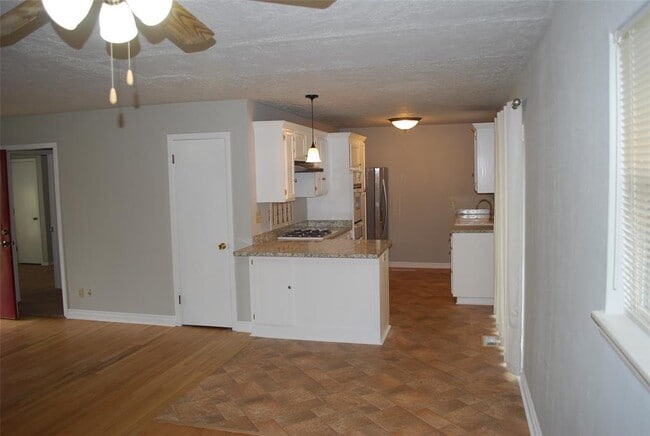 Building Photo - 1701 Parkview Terrace