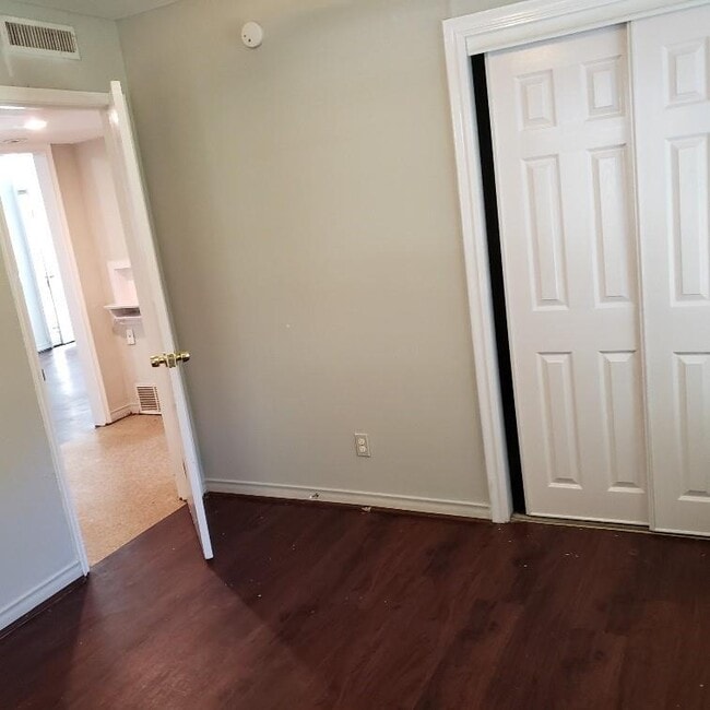 Building Photo - 400 Oak Dr